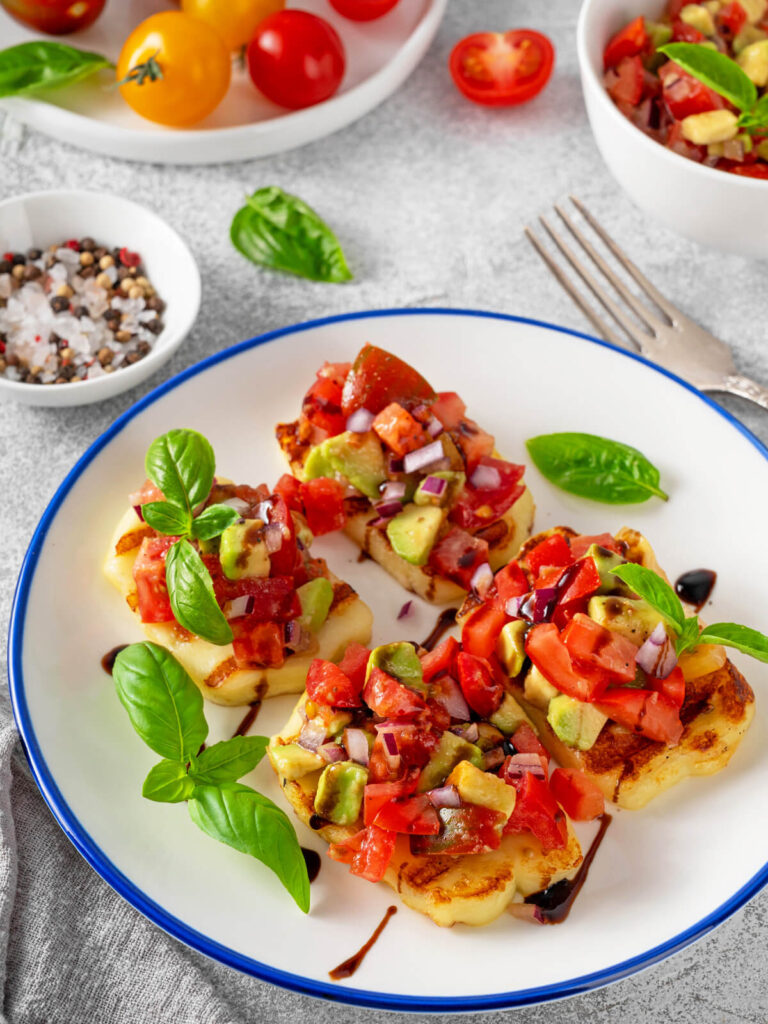 Gebratener Halloumi-Käse mit Tomaten-Avocado-Salsa & Balsamico