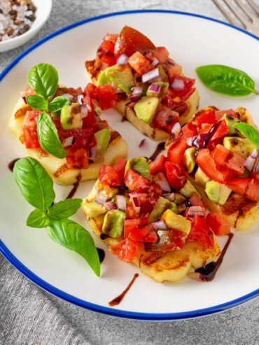 Gebratener Halloumi-Käse mit Tomaten-Avocado-Salsa & Balsamico