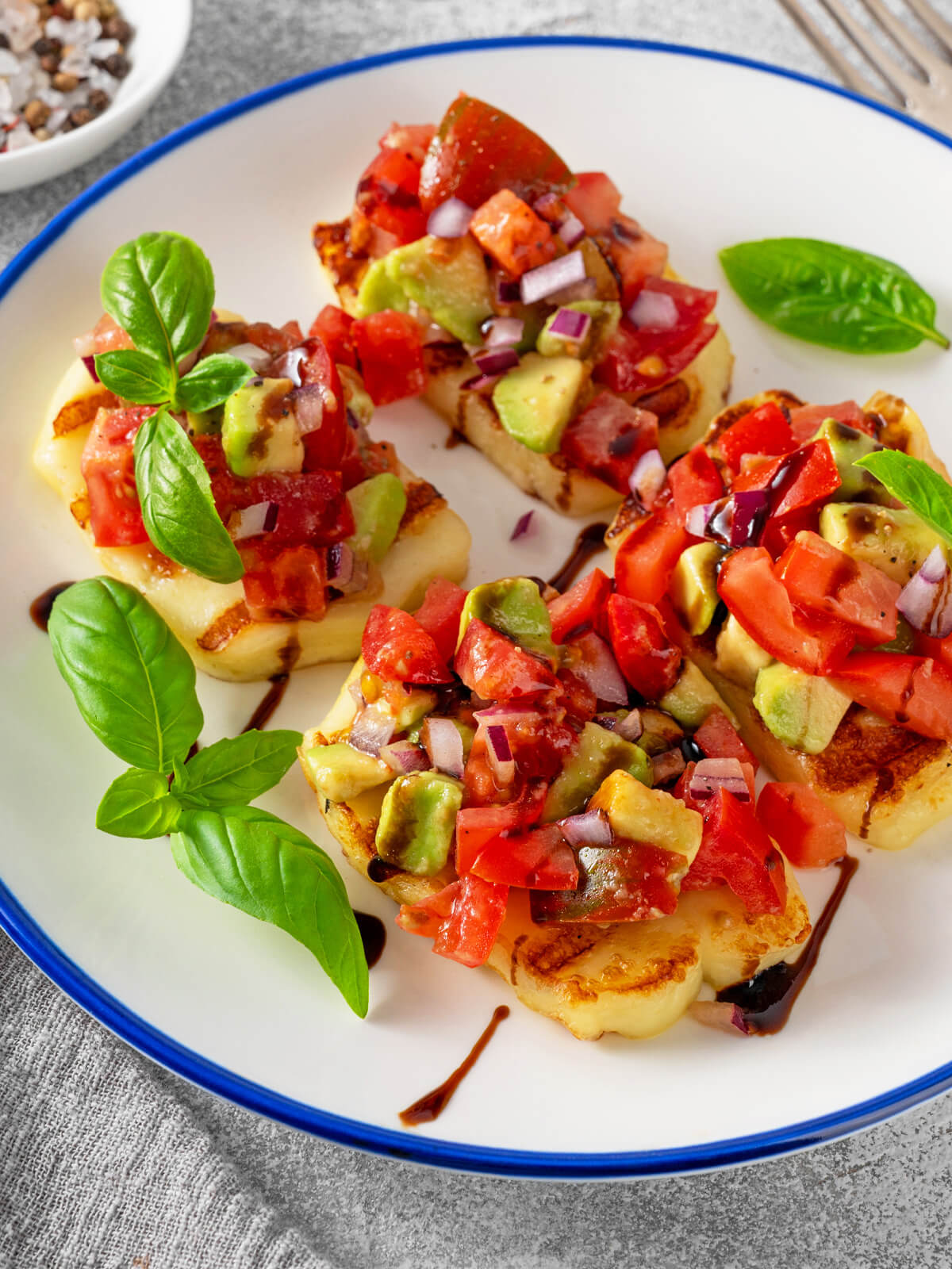 Gebratener Halloumi-Käse mit Tomaten-Avocado-Salsa & Balsamico