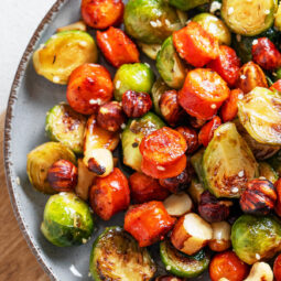 Gebratener Rosenkohl mit Chorizo, Nüssen und Sesam