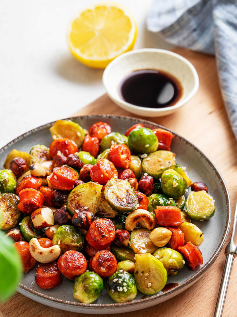 Gebratener Rosenkohl mit Chorizo, Nüssen und Sesam