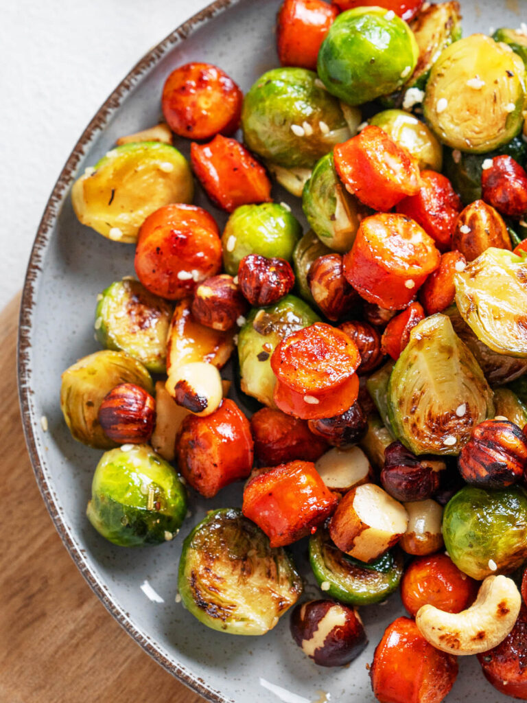 Gebratener Rosenkohl mit Chorizo, Nüssen und Sesam