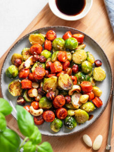 Gebratener Rosenkohl mit Chorizo, Nüssen und Sesam