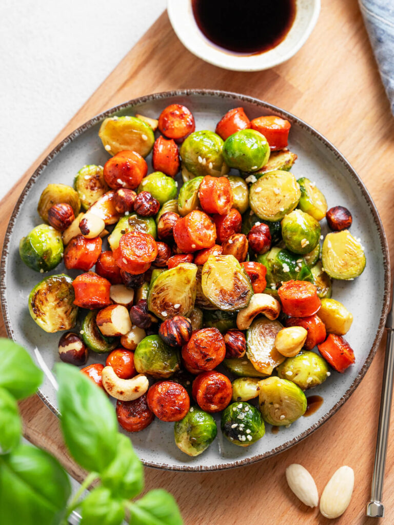 Gebratener Rosenkohl mit Chorizo, Nüssen und Sesam