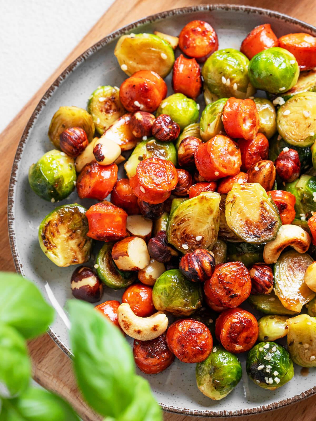 Gebratener Rosenkohl mit Chorizo, Nüssen und Sesam