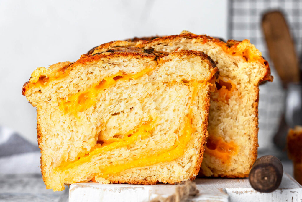 Geflochtenes Käsebrot mit Cheddar und Knoblauchbutter