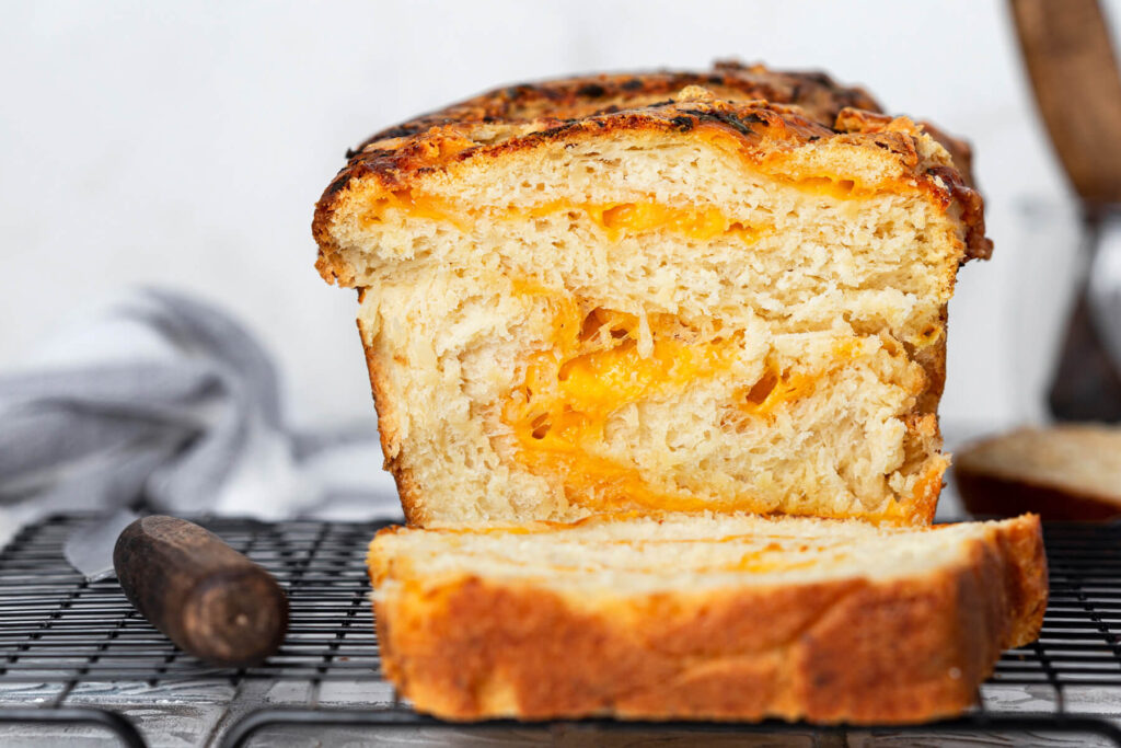 Geflochtenes Käsebrot mit Cheddar und Knoblauchbutter