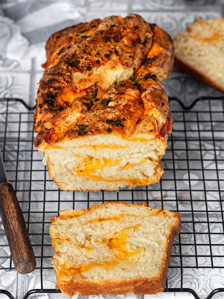 Geflochtenes Käsebrot mit Cheddar und Knoblauchbutter