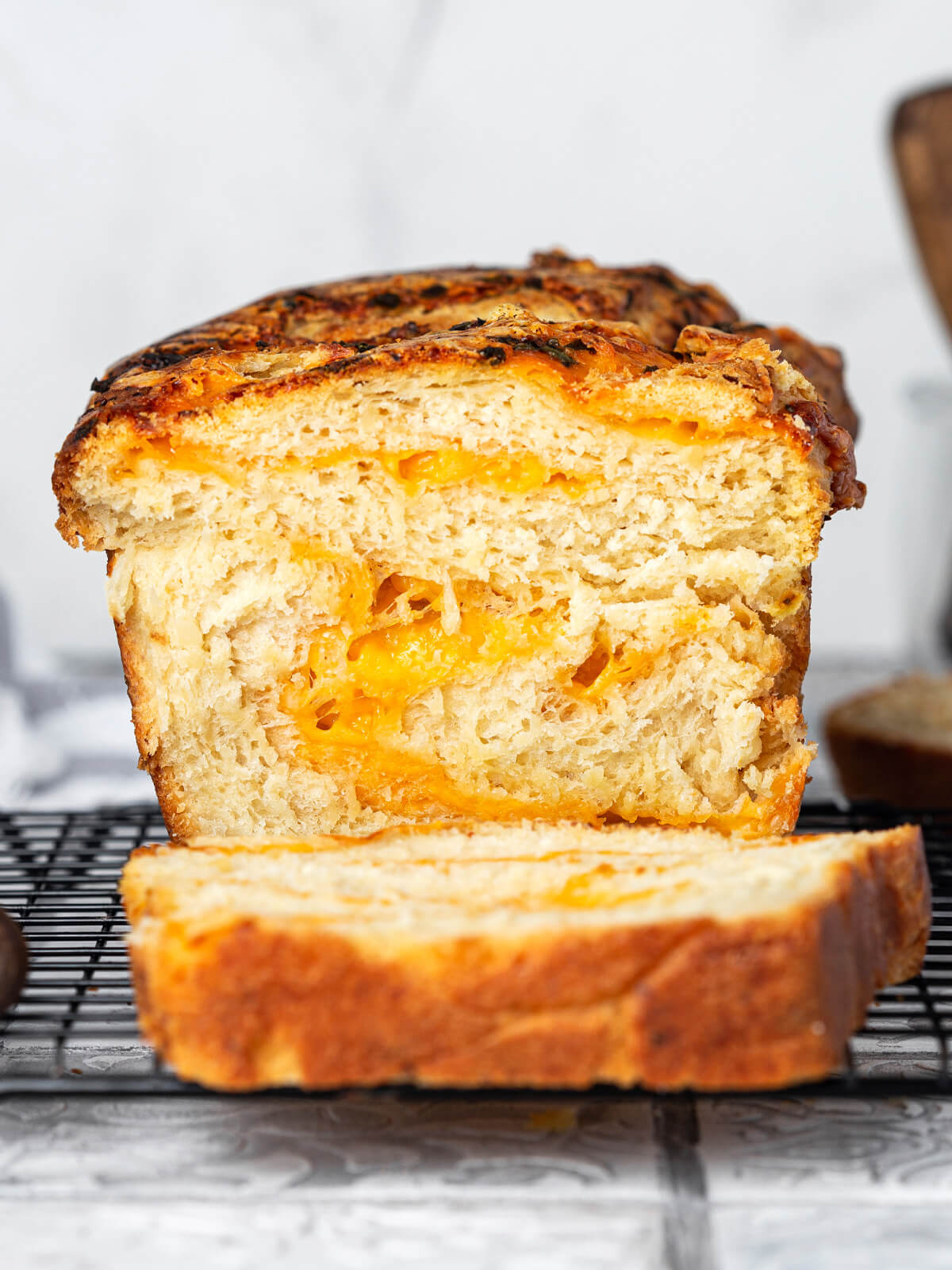 Geflochtenes Käsebrot mit Cheddar und Knoblauchbutter