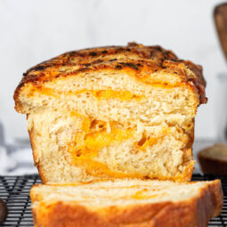 Geflochtenes Käsebrot mit Cheddar und Knoblauchbutter