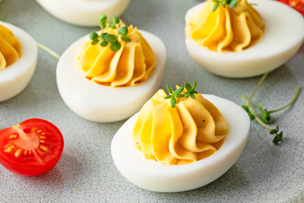 Gefüllte Eier mit Käse-Senf-Füllung und Microgreens (Deviled Eggs)