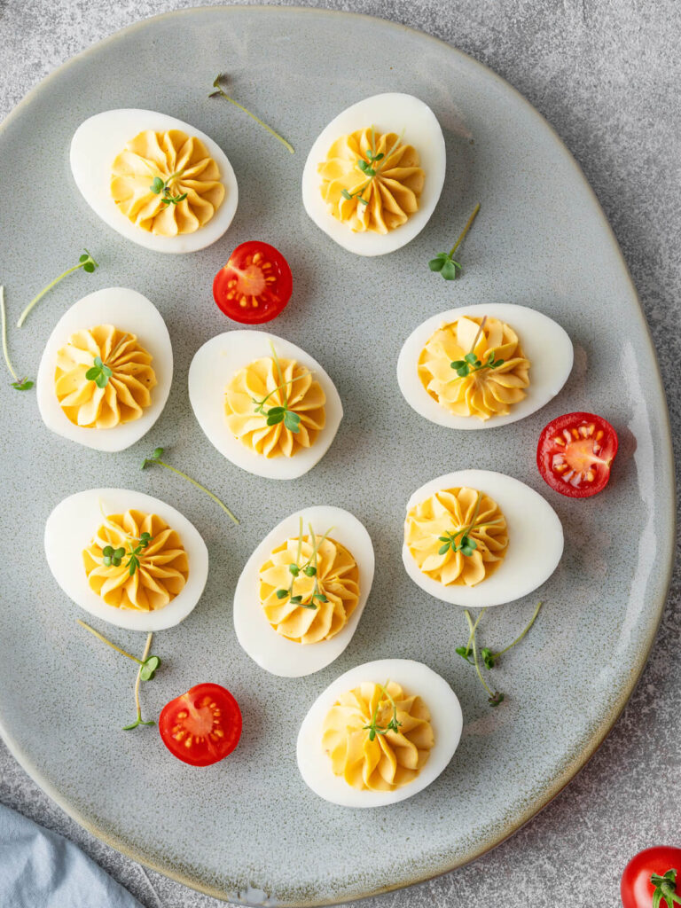 Gefüllte Eier mit Käse-Senf-Füllung und Microgreens (Deviled Eggs)