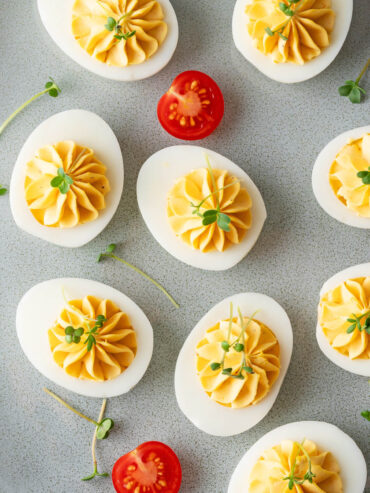 Gefüllte Eier mit Käse-Senf-Füllung und Microgreens (Deviled Eggs)