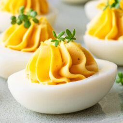 Gefüllte Eier mit Käse-Senf-Füllung und Microgreens (Deviled Eggs)