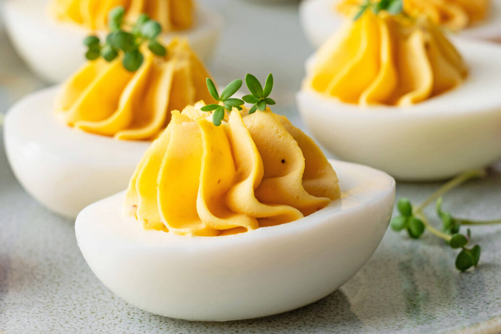 Gefüllte Eier mit Käse-Senf-Füllung und Microgreens (Deviled Eggs)