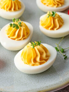 Gefüllte Eier mit Käse-Senf-Füllung und Microgreens (Deviled Eggs)