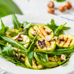 Zucchini-Rucola-Salat mit Haselnüssen - sommerliches Pfannengrill-Gericht