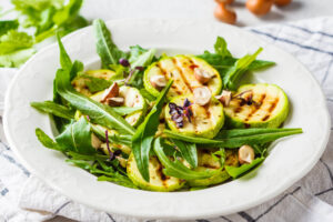 Zucchini-Rucola-Salat mit Haselnüssen - sommerliches Pfannengrill-Gericht
