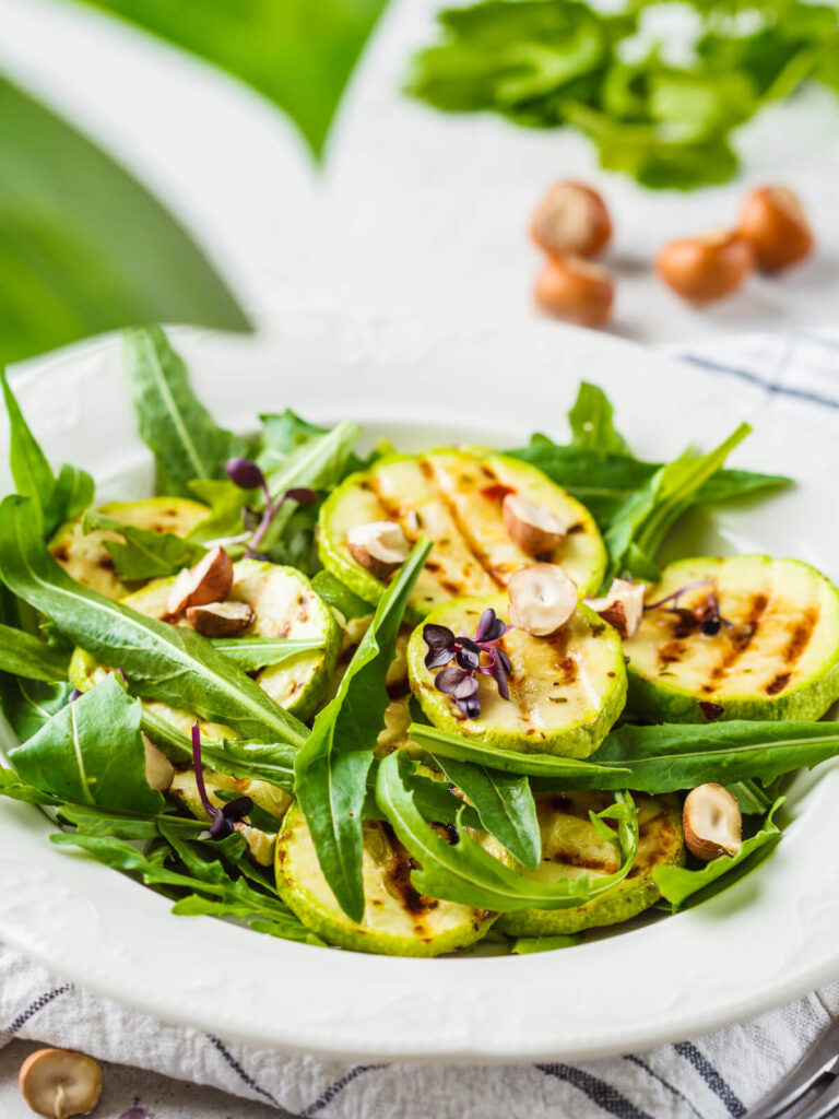 Zucchini-Rucola-Salat mit Haselnüssen - sommerliches Pfannengrill-Gericht