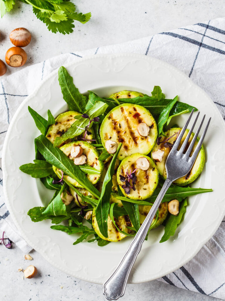 Zucchini-Rucola-Salat mit Haselnüssen - sommerliches Pfannengrill-Gericht