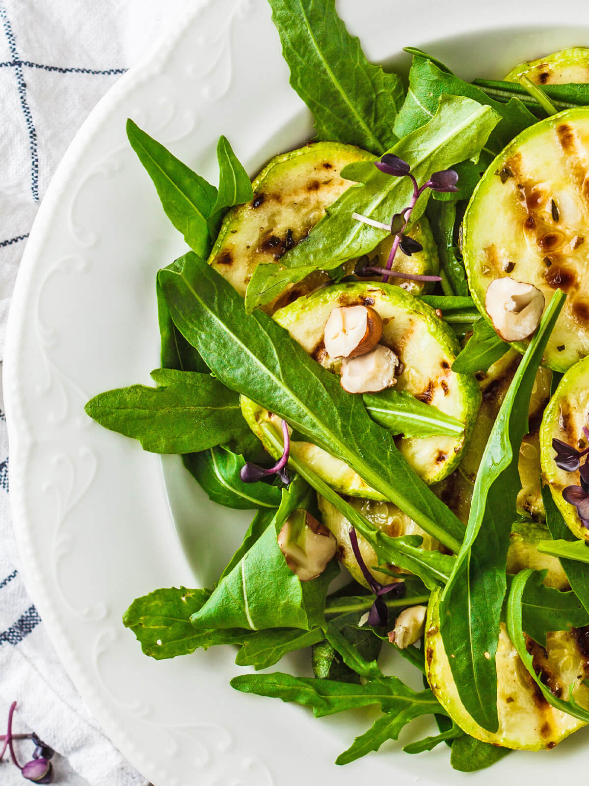 Zucchini-Rucola-Salat mit Haselnüssen - sommerliches Pfannengrill-Gericht