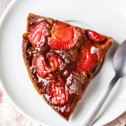 Gestürzter Erdbeer-Kuchen mit Aquafaba (glutenfrei & vegan)