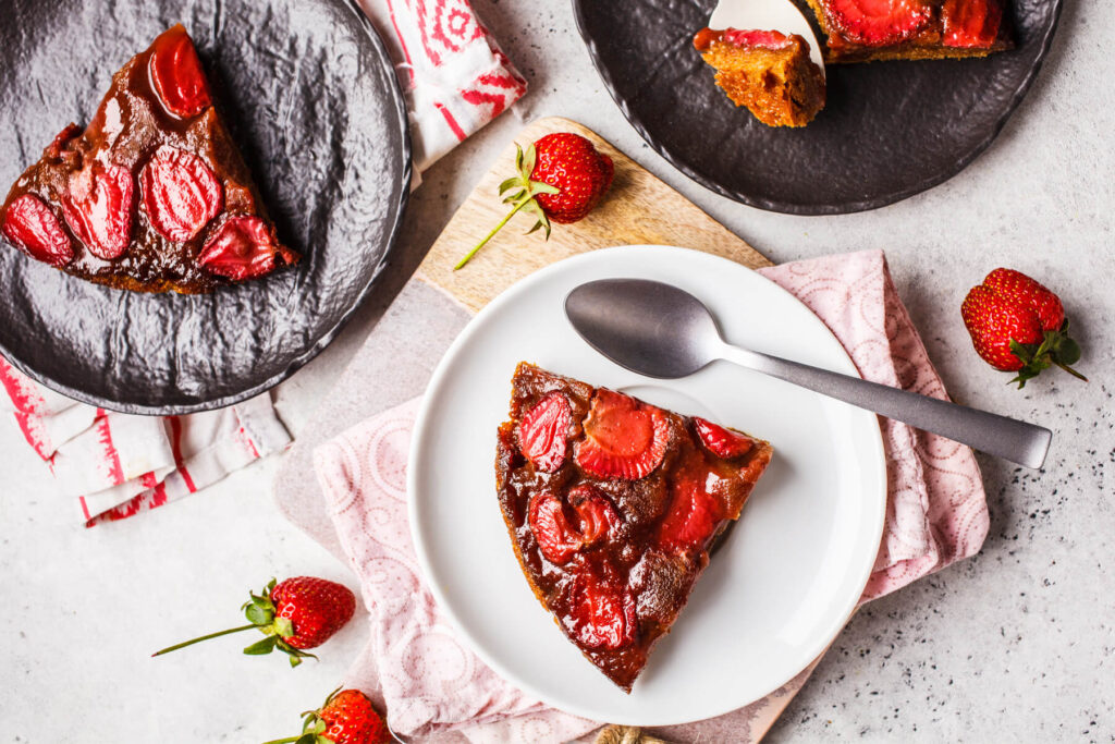 Gestürzter Erdbeer-Kuchen mit Aquafaba (glutenfrei & vegan)