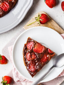 Gestürzter Erdbeer-Kuchen mit Aquafaba (glutenfrei & vegan)