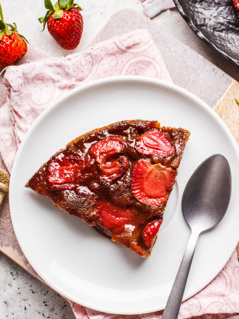 Gestürzter Erdbeer-Kuchen mit Aquafaba (glutenfrei & vegan)