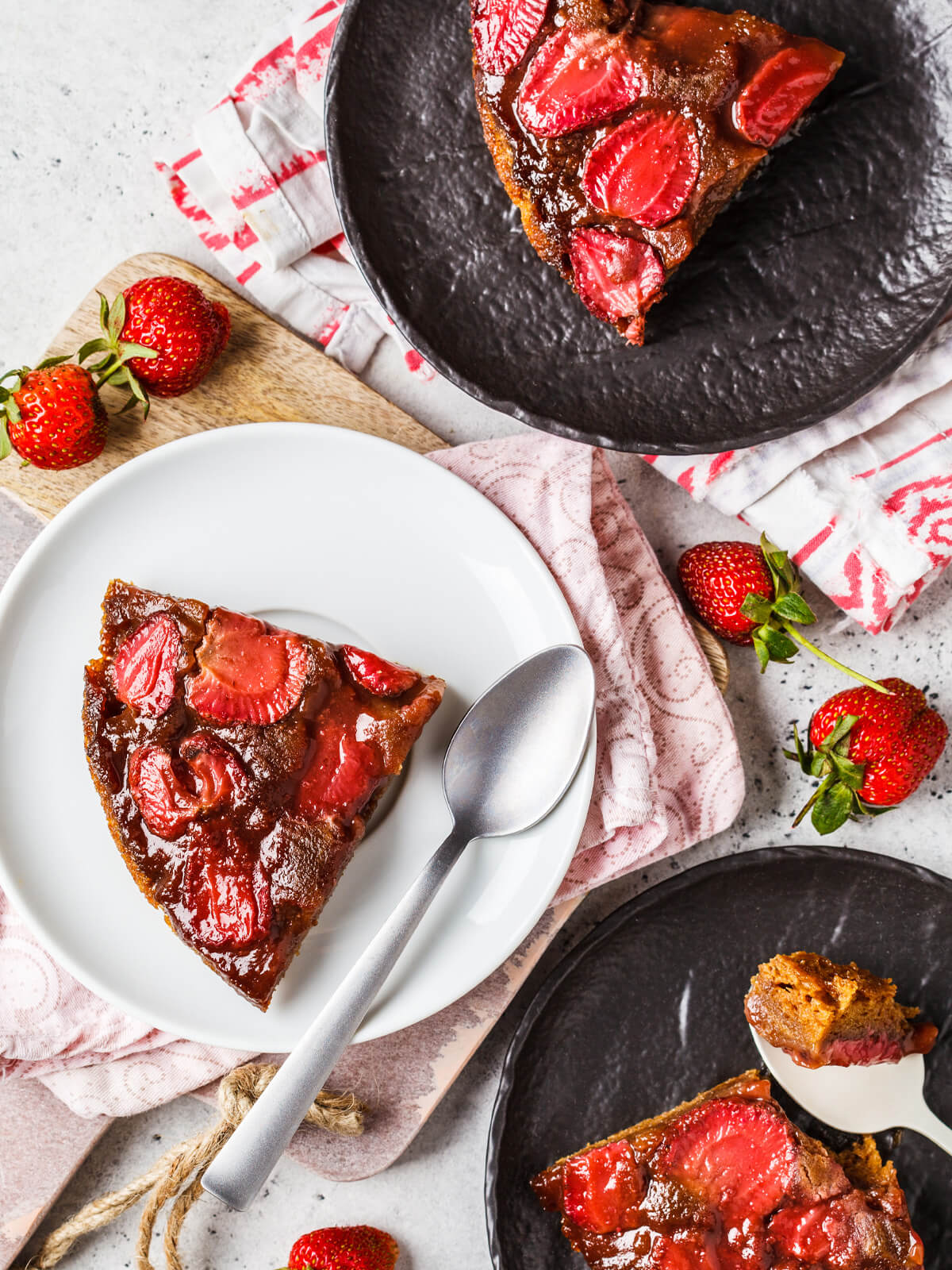 Gestürzter Erdbeer-Kuchen mit Aquafaba (glutenfrei & vegan)
