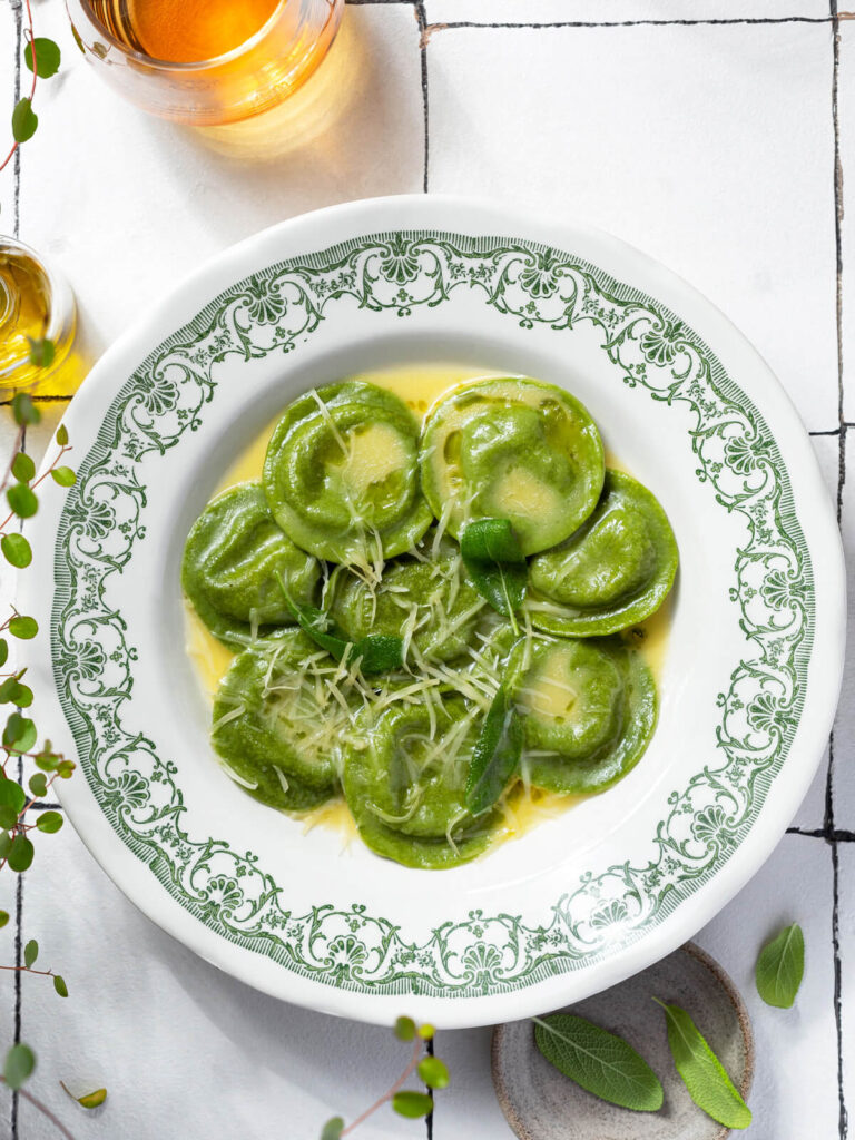Grüne Spinat-Ravioli mit Ricotta-Pilz-Füllung und Salbeibutter