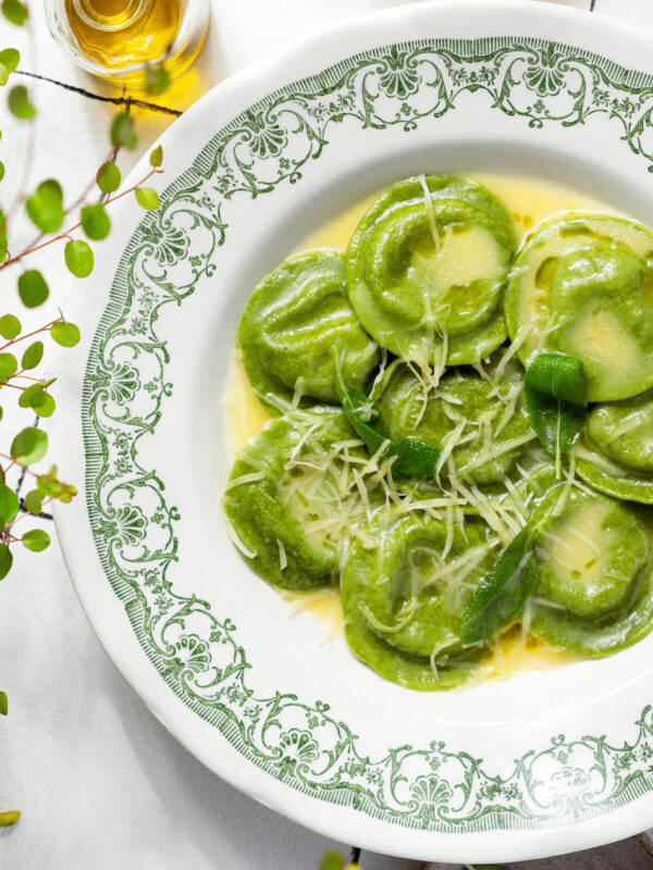 Grüne Spinat-Ravioli mit Ricotta-Pilz-Füllung und Salbeibutter