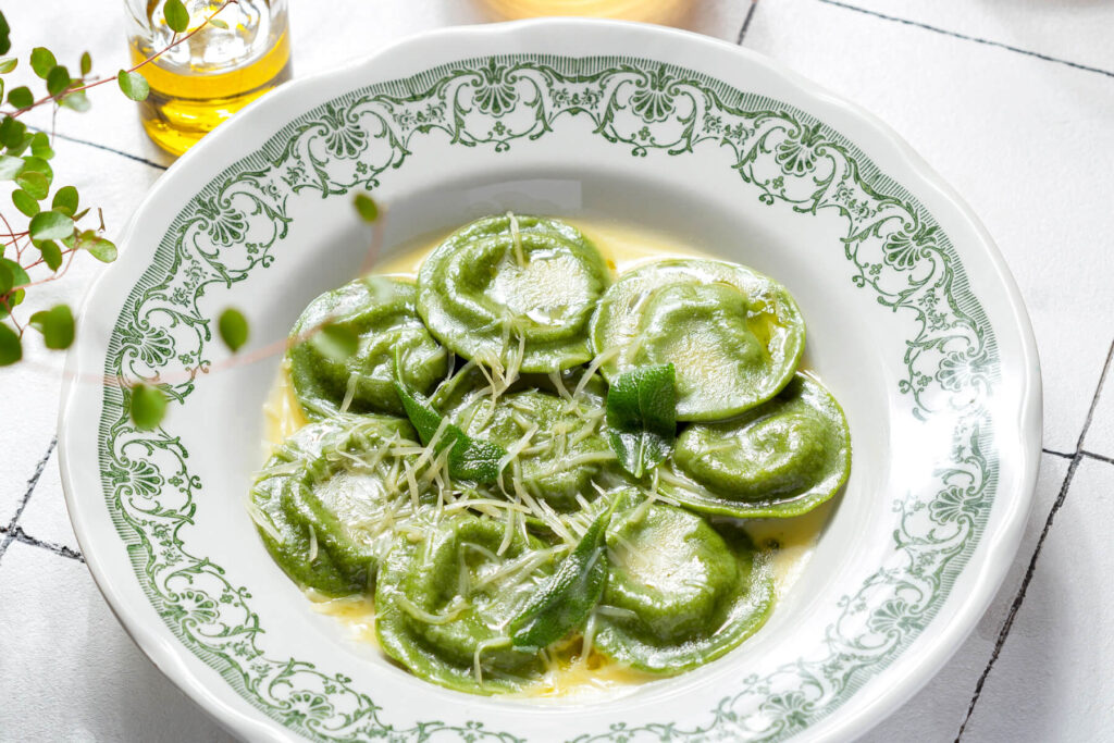 Grüne Spinat-Ravioli mit Ricotta-Pilz-Füllung und Salbeibutter
