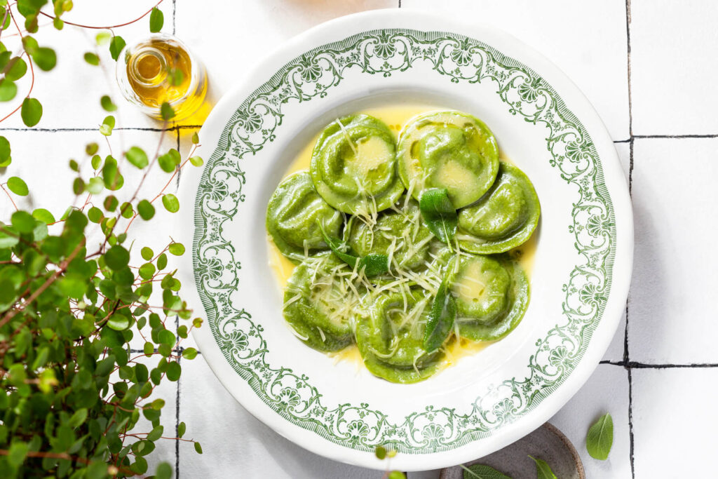 Grüne Spinat-Ravioli mit Ricotta-Pilz-Füllung und Salbeibutter