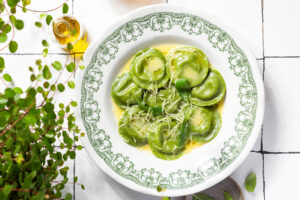 Grüne Spinat-Ravioli mit Ricotta-Pilz-Füllung und Salbeibutter