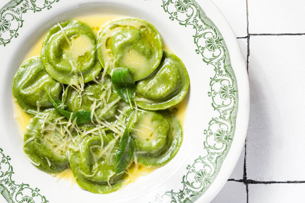 Grüne Spinat-Ravioli mit Ricotta-Pilz-Füllung und Salbeibutter