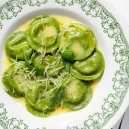 Grüne Spinat-Ravioli mit Ricotta-Pilz-Füllung und Salbeibutter