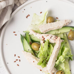Hähnchen-Gurken-Salat mit Oliven & Saaten