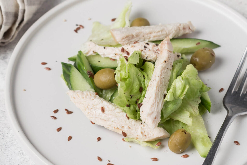 Hähnchen-Gurken-Salat mit Oliven & Saaten