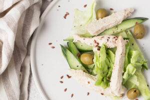 Hähnchen-Gurken-Salat mit Oliven & Saaten
