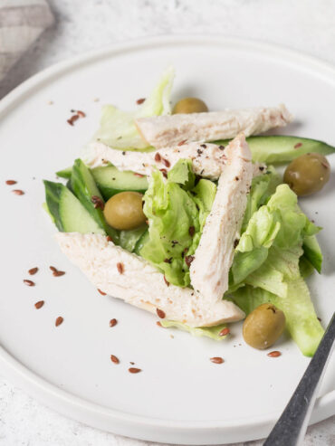 Hähnchen-Gurken-Salat mit Oliven & Saaten