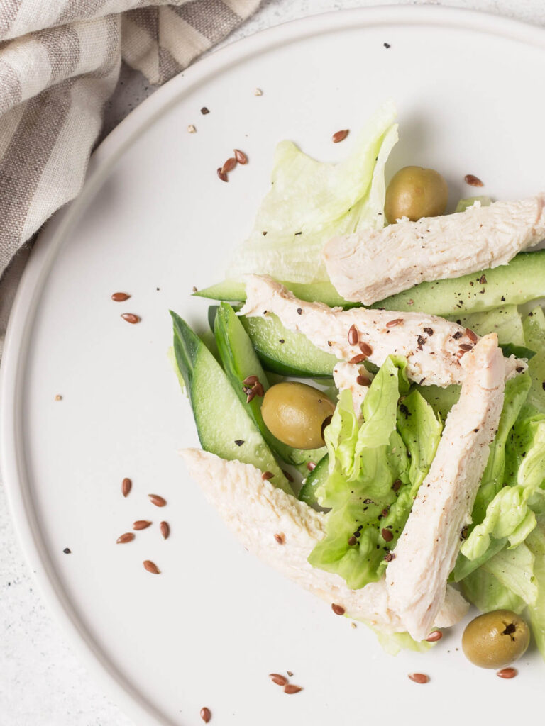 Hähnchen-Gurken-Salat mit Oliven & Saaten