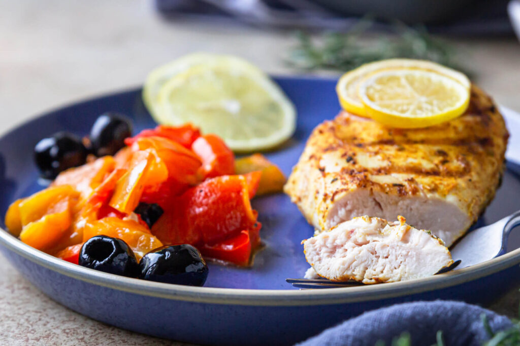 Hähnchenbrust aus dem Ofen mit gerösteter Paprika, Zitrone & Oliven
