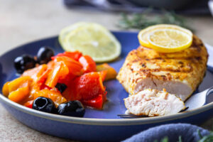 Hähnchenbrust aus dem Ofen mit gerösteter Paprika, Zitrone & Oliven