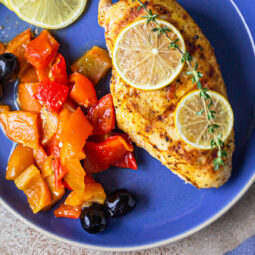 Hähnchenbrust aus dem Ofen mit gerösteter Paprika, Zitrone & Oliven