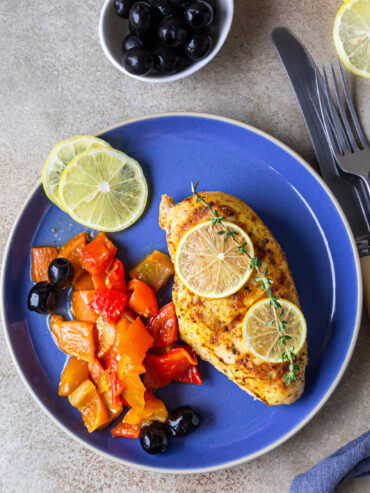 Hähnchenbrust aus dem Ofen mit gerösteter Paprika, Zitrone & Oliven