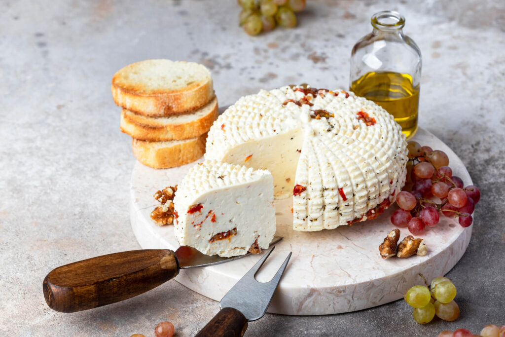Hausgemachter Presskäse mit getrockneten Tomaten und Kräutern