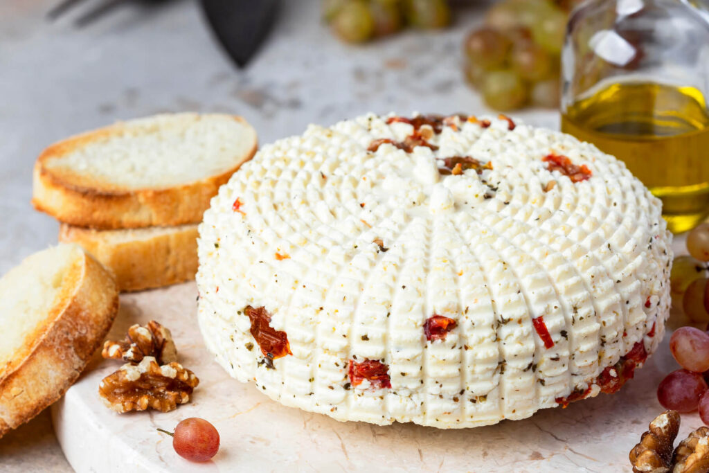 Hausgemachter Presskäse mit getrockneten Tomaten und Kräutern