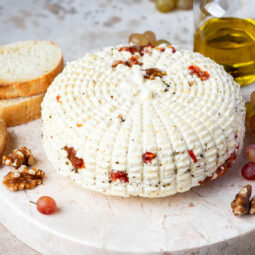 Hausgemachter Presskäse mit getrockneten Tomaten und Kräutern