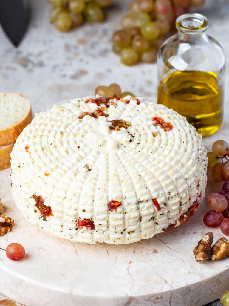 Hausgemachter Presskäse mit getrockneten Tomaten und Kräutern